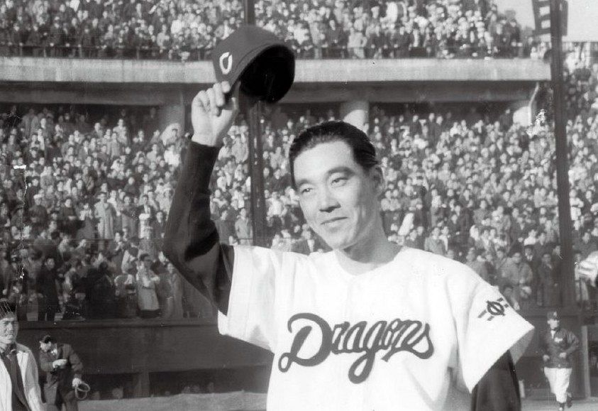 引退試合で帽子を振ってファンに別れを告げる西沢道夫＝１９５９年３月１５日、中日球場で