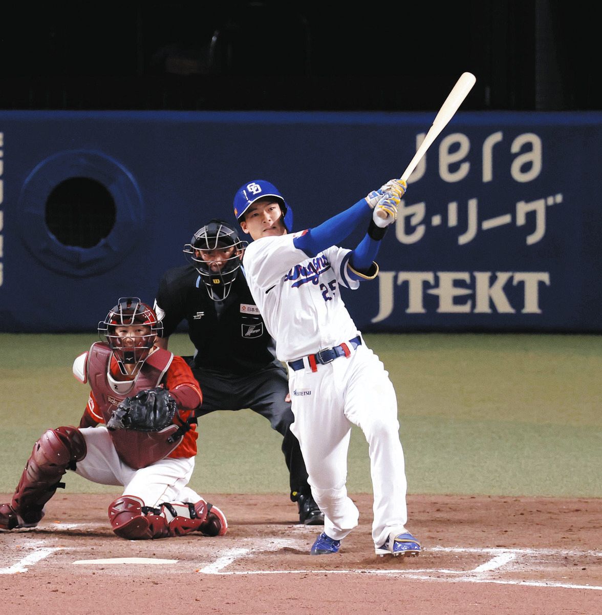 ６回裏１死二塁、石川昂が左越えに適時二塁打を放つ