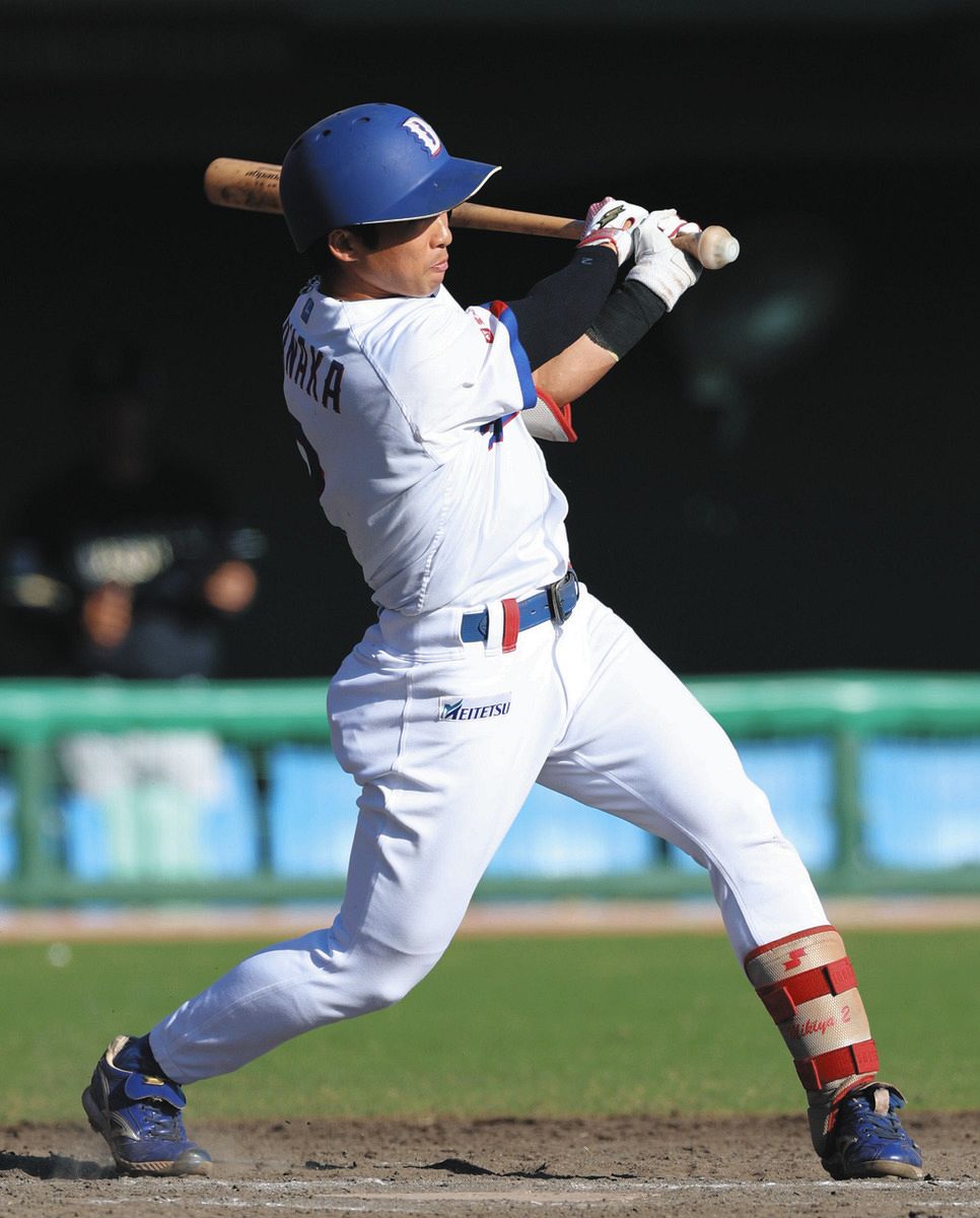 中日―オリックス　８回裏無死、田中が左前打を放つ
