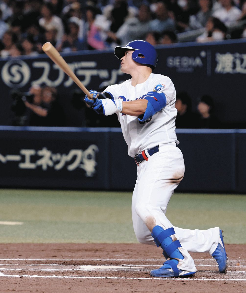 7回裏無死一、二塁、細川が3ランを放つ
