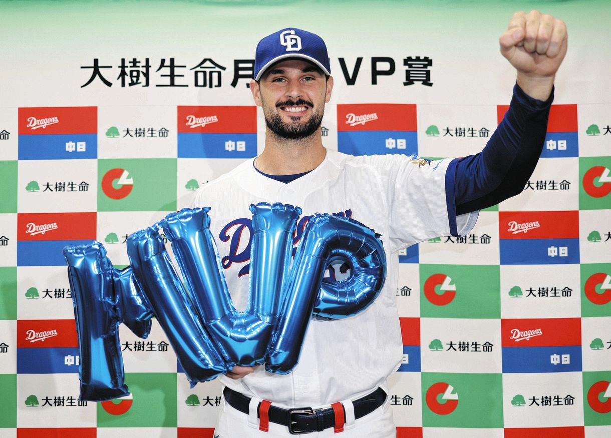 月間ＭＶＰに選ばれ、笑顔を見せるマラー