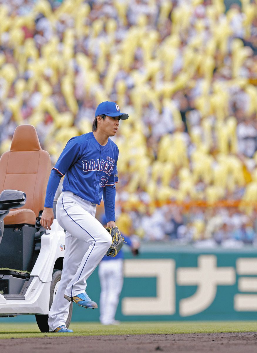 ７回、マウンドに向かう中日・杉浦