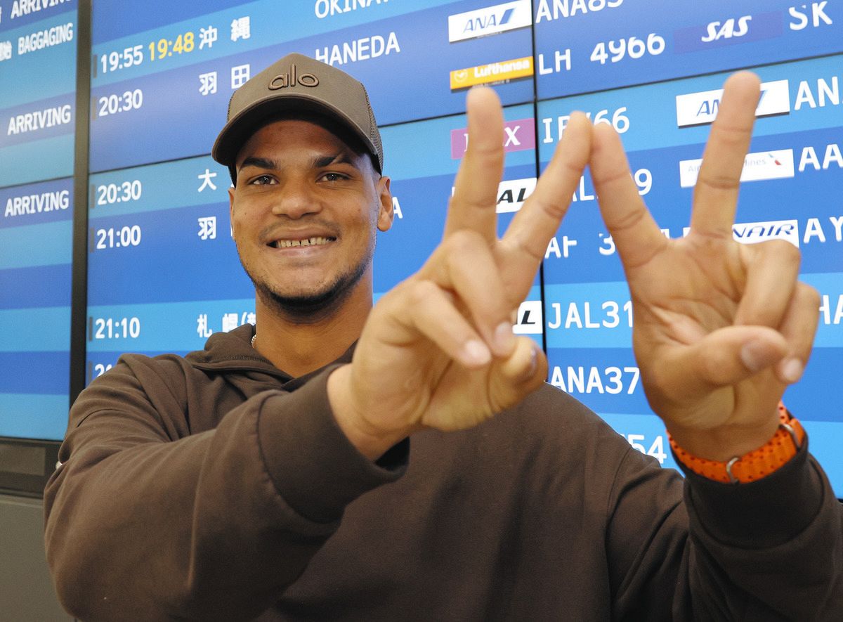 来日し、WBCの「W」ポーズで大会を振り返るアブレウ