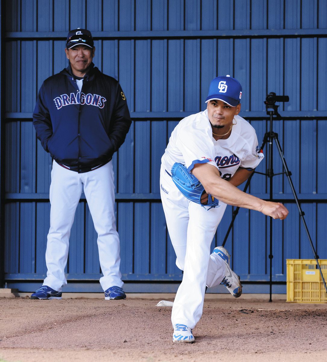 ブルペンで井上監督（左）が見る中、投球練習するアブレウ