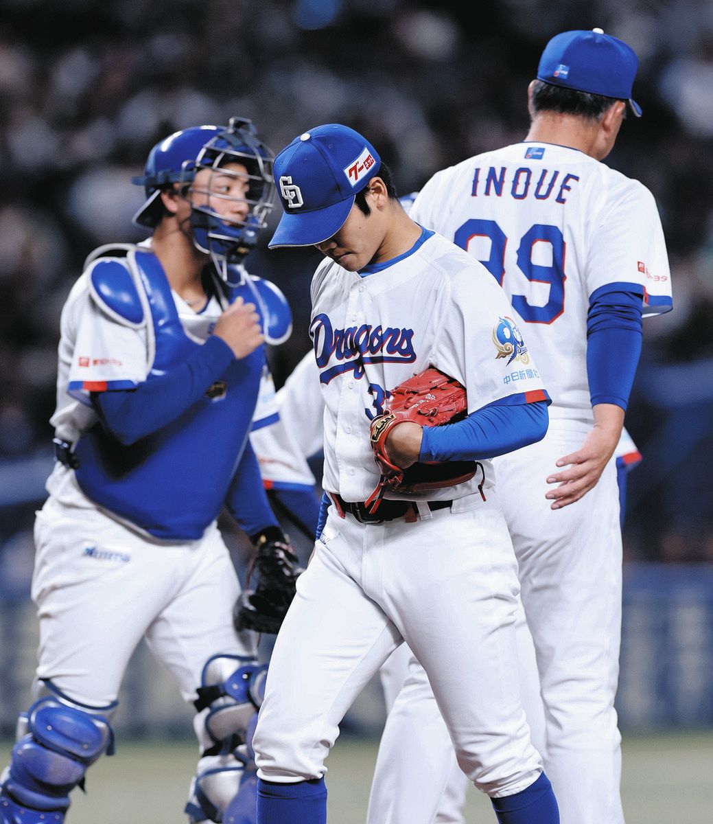 ８回表、マウンドを降りる根尾