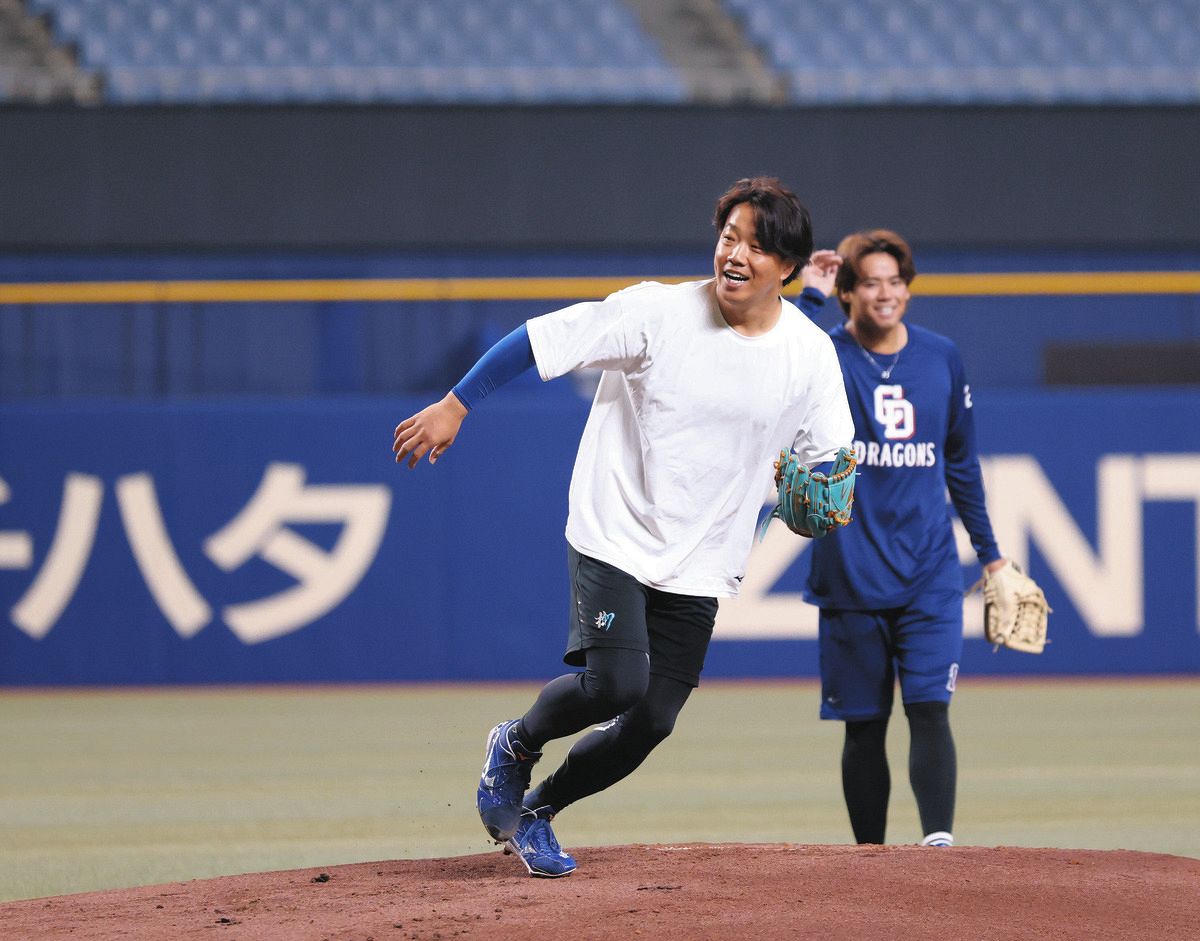 新設されたホームランウイングを背に守備練習する柳