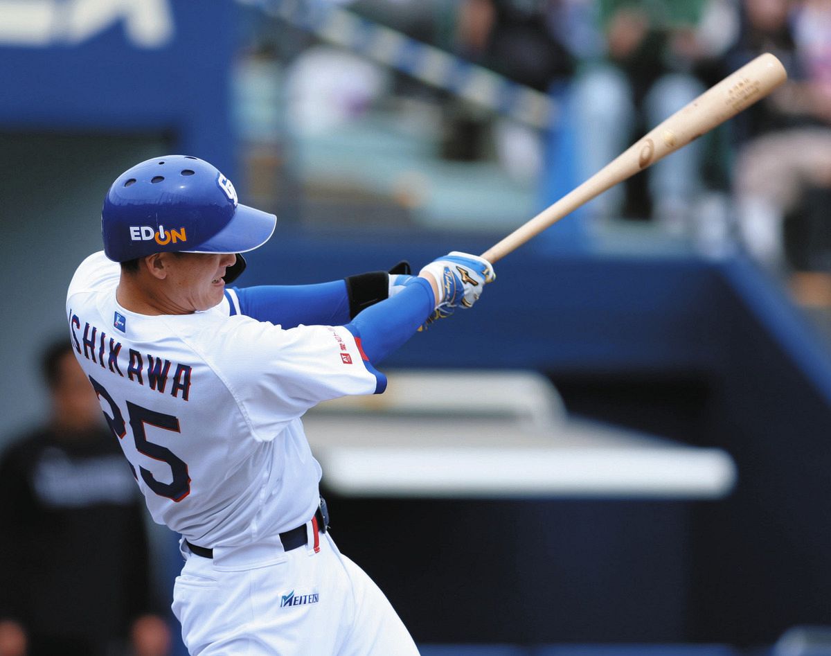 ４回裏２死、石川昂が左越え本塁打を放つ